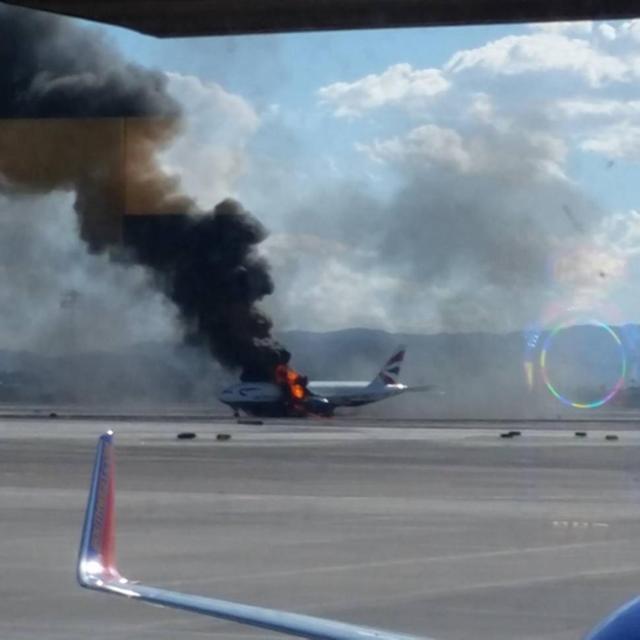 英国载172人客机跑道起火 两名乘客受伤 英国载172人客机跑道起火 两名乘客受伤