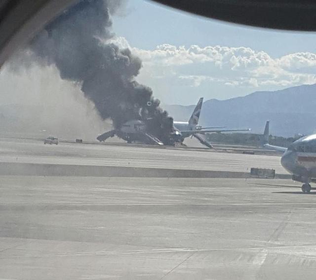 英国载172人客机跑道起火 两名乘客受伤 英国载172人客机跑道起火 两名乘客受伤