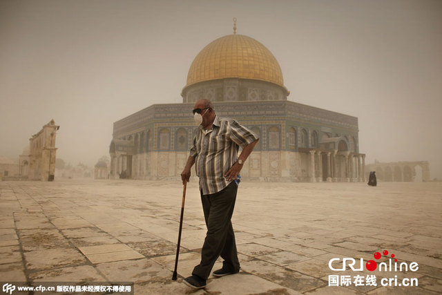 中东多国遭遇沙尘暴天气 黄沙笼罩城镇