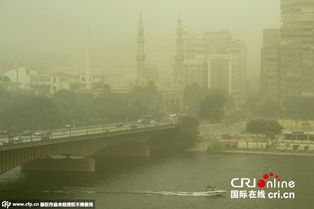 中东多国遭遇沙尘暴天气 黄沙笼罩城镇
