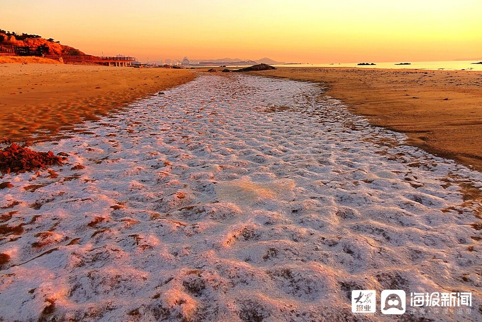 山东青岛连续寒潮天气 局部海滩出现结冰现象