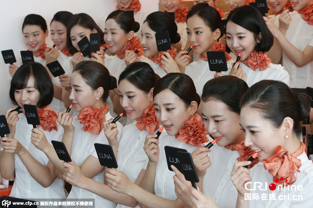 韓國新空姐參加美容化粧培訓 照鏡子涂唇膏