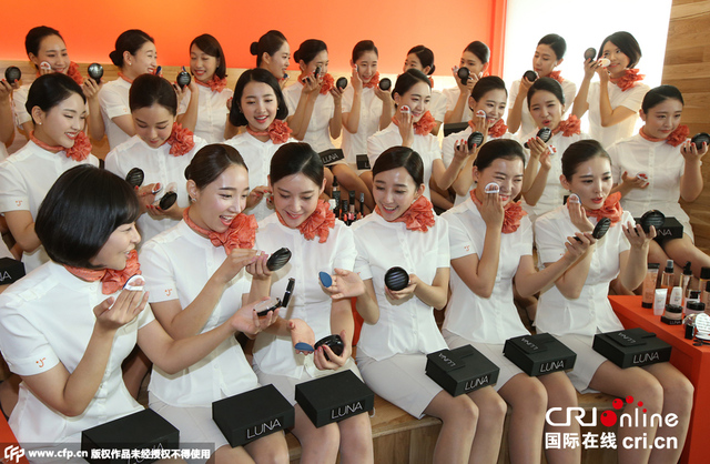 韓國新空姐參加美容化粧培訓 照鏡子涂唇膏