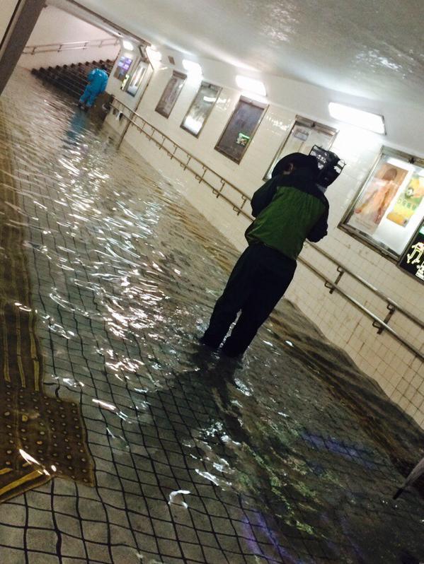 颱風“艾濤”登陸日本 雨水倒灌地下通道變游泳池