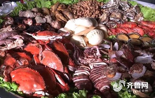 【社会广角（图片+摘要）】【走遍山东-烟台】烟台长岛千人海鲜大宴：梭子蟹牡蛎吃过瘾