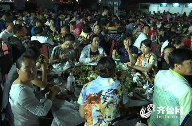 【社会广角（图片+摘要）】【走遍山东-烟台】烟台长岛千人海鲜大宴：梭子蟹牡蛎吃过瘾