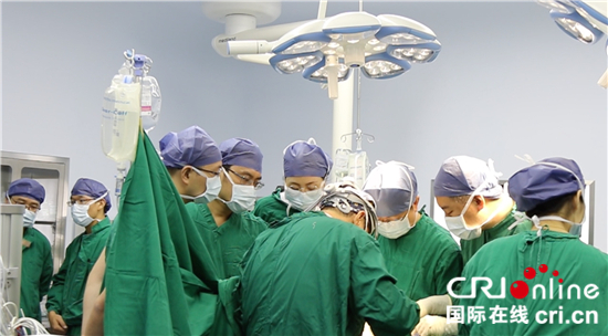 圖片默認標題_fororder_觀摩一場醫院為心臟病患者實施的開胸手術_副本_副本