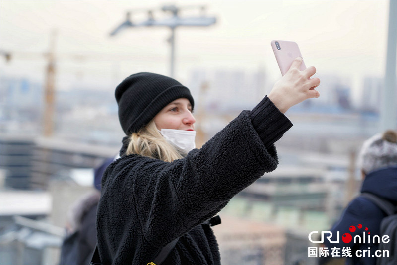 Foreign Social Media Influencers Astounded at Revitalized Shougang Park and Tongrentang