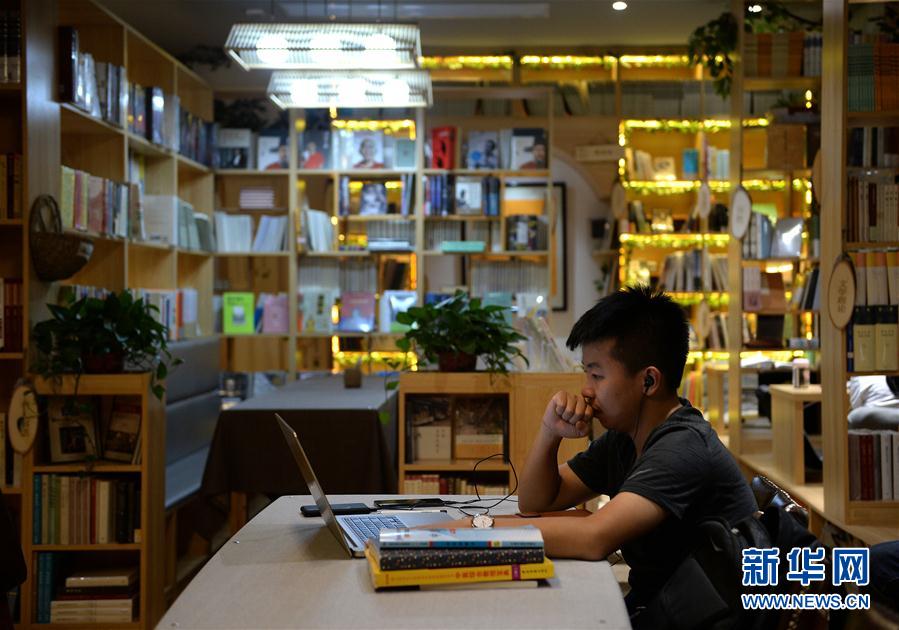 【焦点图 显示图在稿件最下方】西安：24小时书店为文化与温情守夜