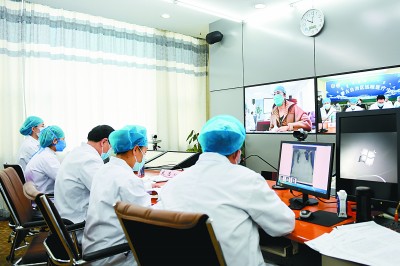 我们勠力同心，夺取抗疫斗争重大战略成果