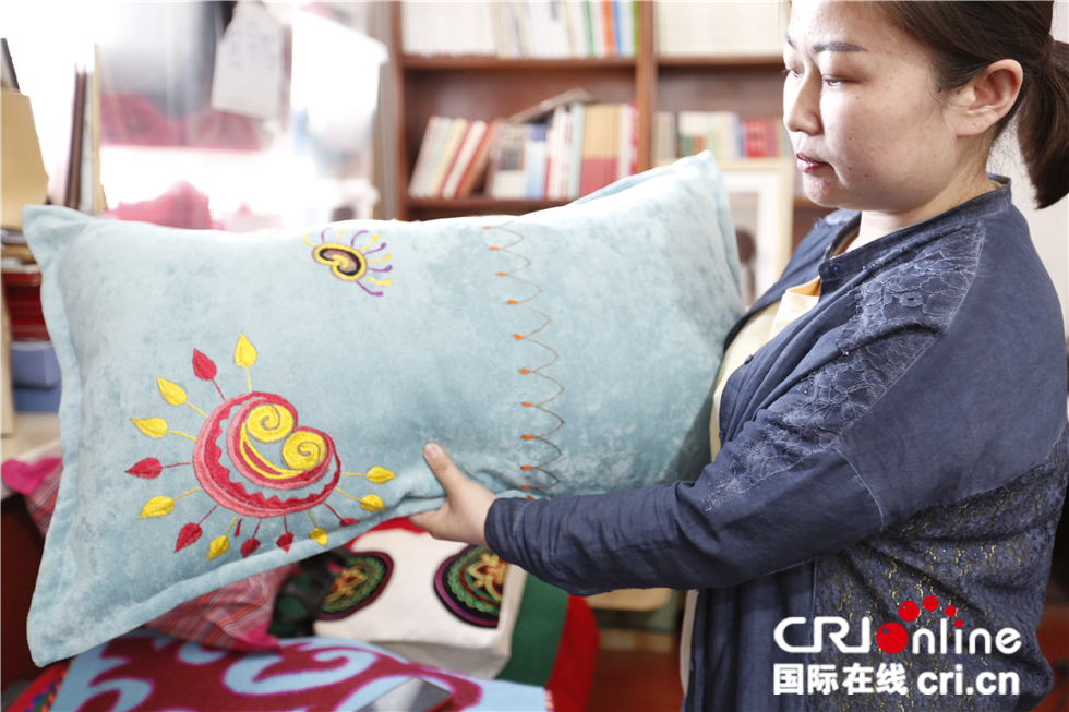 圖片默認標題_fororder_圖二：新疆非物質文化遺産研究中心展示的學員設計的枕頭刺繡.JPG