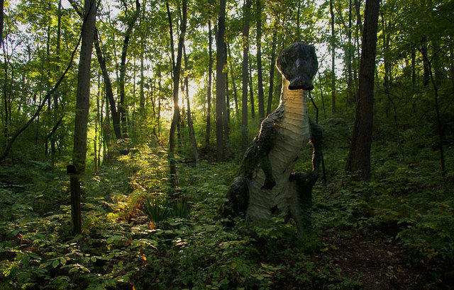 走进现实版侏罗纪公园：人造恐龙潜伏幽暗森林