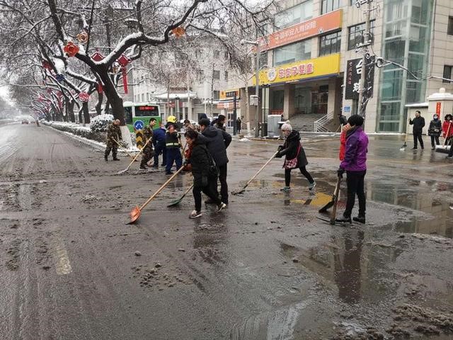 以雪为令  西安市碑林区柏树林街办清除积雪保障市民春节安全出行