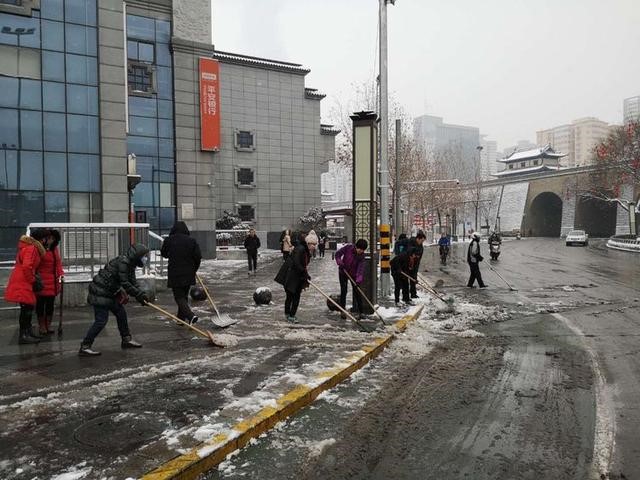 以雪为令  西安市碑林区柏树林街办清除积雪保障市民春节安全出行