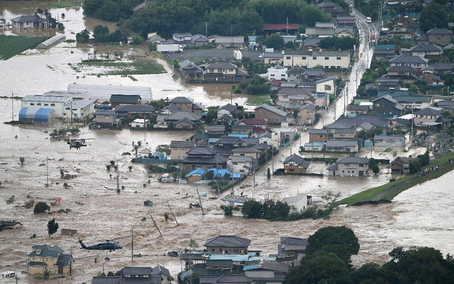 日本暴雨致上万房屋被淹 航拍图曝光