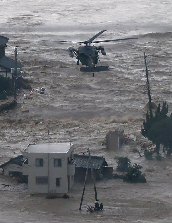 日本暴雨致上万房屋被淹 航拍图曝光