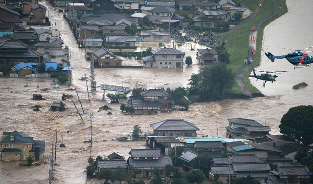 日本暴雨致上万房屋被淹 航拍图曝光