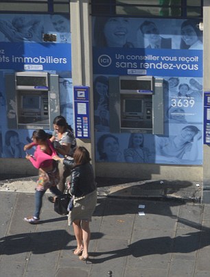 巴黎街头女子取钱被公然抢劫无人帮忙