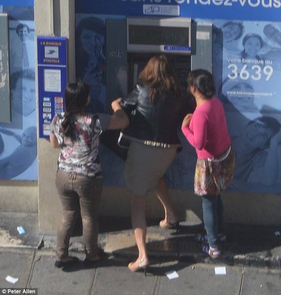 巴黎街头女子取钱被公然抢劫无人帮忙