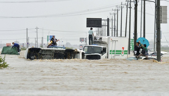 日本暴雨洪灾致3人死亡 10万人被迫逃离家园
