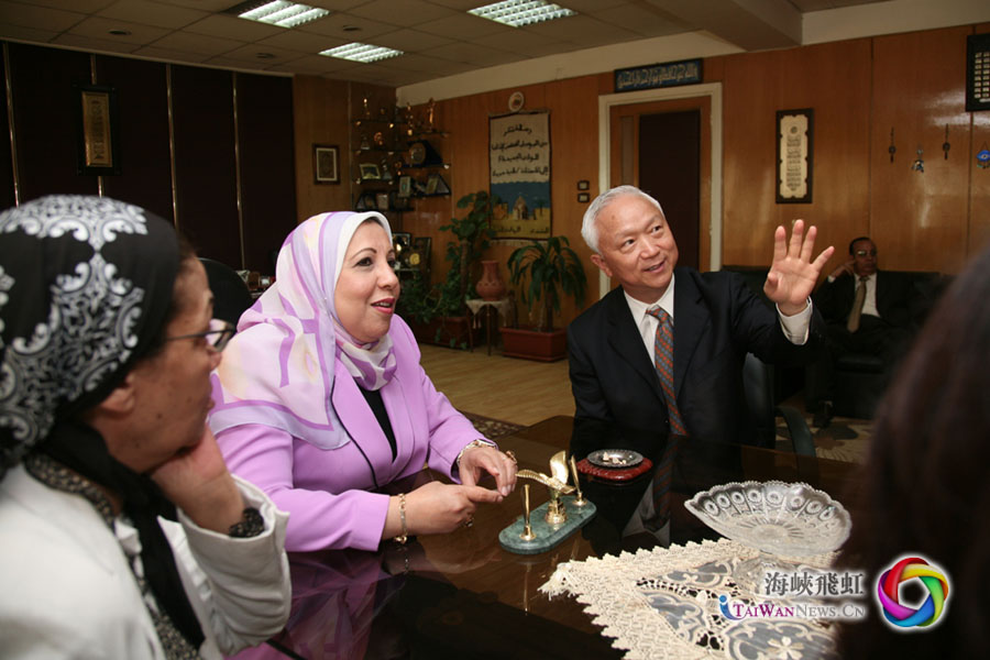 夏吉宣副台长(右)与埃及国家电台台长娜迪·马布鲁克就广播电视业务展开交流。张一夫 摄