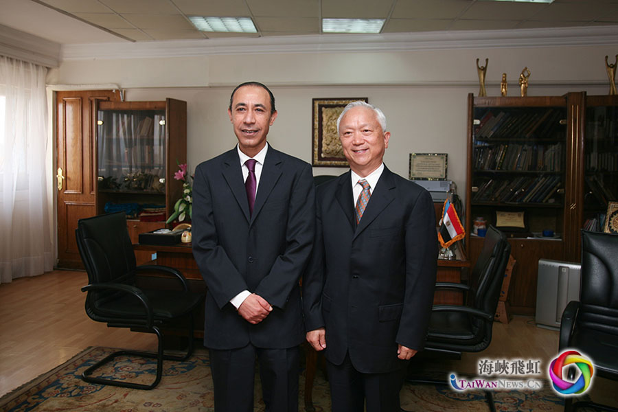 国际台代表团到访埃及广播电视联盟大楼,图为国际台副台长夏吉宣副台长(右)与埃及广播电视联盟主席伊萨姆·埃米尔举行会谈。张一夫 摄