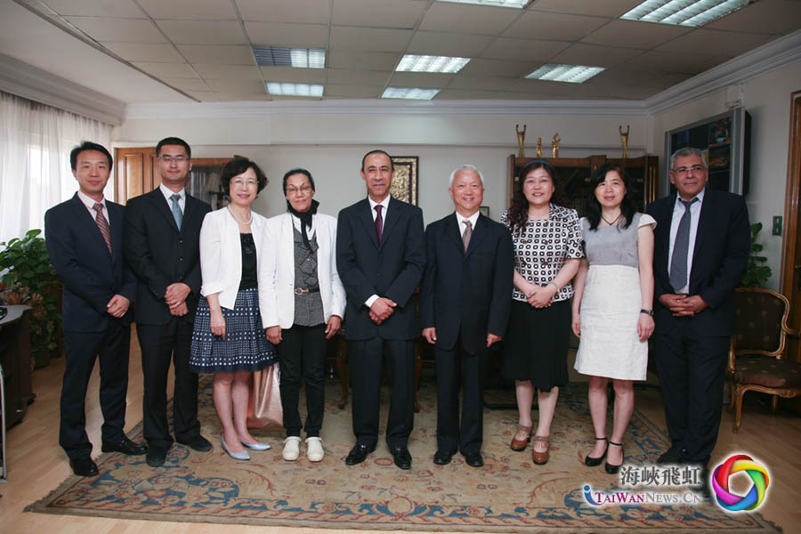 国际台代表团与埃及广播电视联盟主席伊萨姆·埃米尔在会谈后留影。张一夫 摄