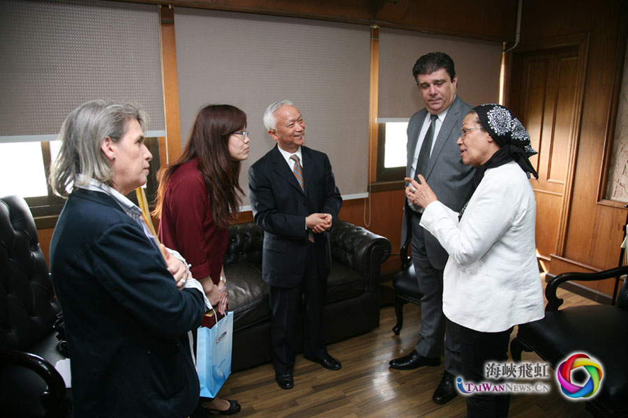 夏吉宣副台长(左三)与埃及尼罗电视台台长侯赛因·宰因(左四)等埃及广电媒体负责人交流业务发展情况。张一夫 摄