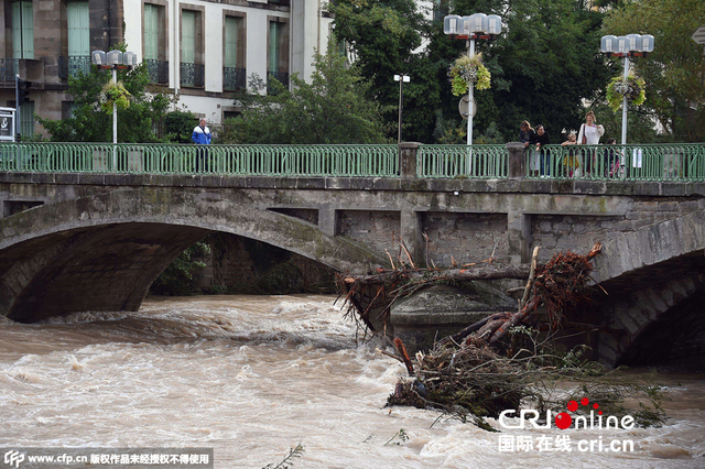 法国暴雨致洪灾 路面被毁现巨坑