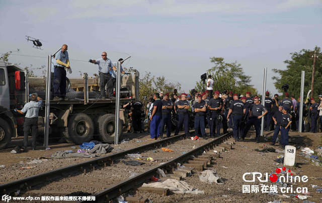 匈牙利警察封锁边境道路阻止移民涌入