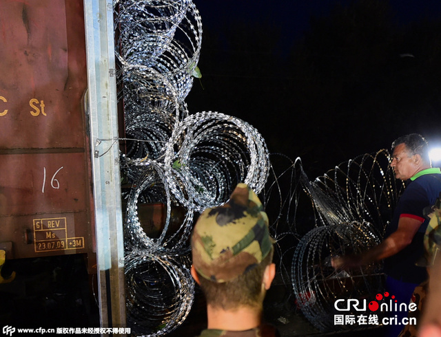 匈牙利建巨大铁丝网封锁边境阻止难民入境