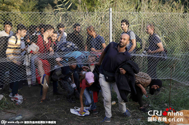 匈牙利建巨大铁丝网封锁边境阻止难民入境