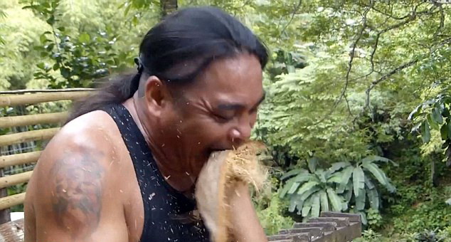 菲律宾男子用牙齿剥椰壳 仅需数秒成“传奇”
