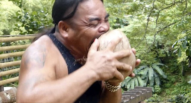 菲律宾男子用牙齿剥椰壳 仅需数秒成“传奇”