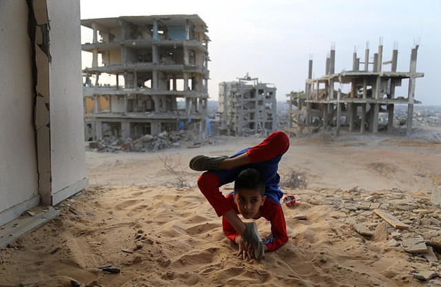 战乱中的“蜘蛛侠”：加沙男孩用废墟作舞台跳体操