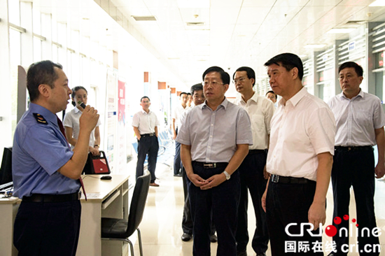 滨州市颁发首张电子营业执照_fororder_滨州市工商局企业注册局副局长张洪涛向与会领导介绍商事制度改革做法和成效