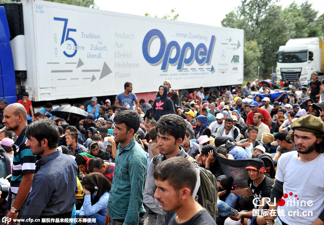 匈牙利边境设围栏阻止难民潮 移民绝食抗议