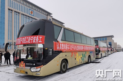 黑龙江海伦市：400人包机赴宁波务工 点对点劳务输出促增收固脱贫