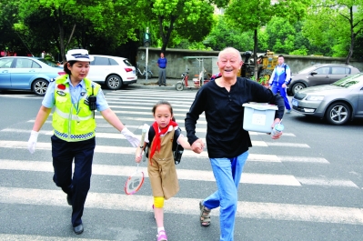 （平安江苏图文）9月1日南京市护学岗守护中小学开学