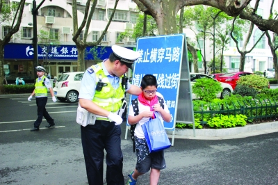 （平安江苏图文）9月1日南京市护学岗守护中小学开学