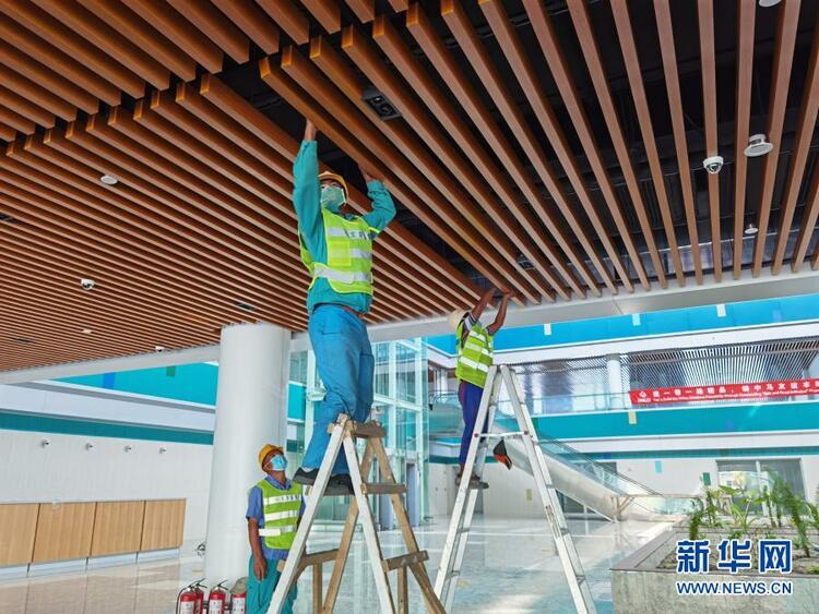 通訊：從“帽帶臉”變“口罩臉”——記疫情下馬爾代夫水上飛機航站樓的中國建設者