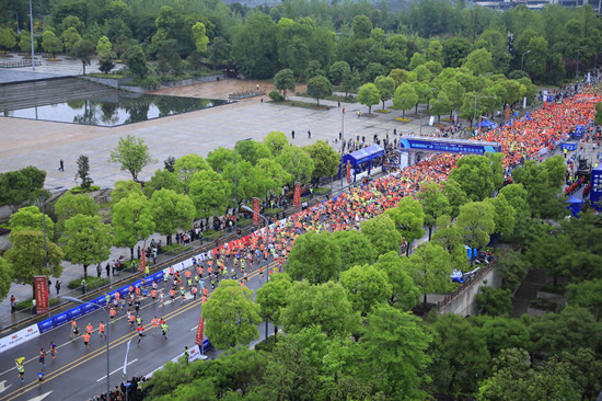 【CRI專稿 列表】上萬名選手參賽 2019璧山國際半程馬拉松激情開跑