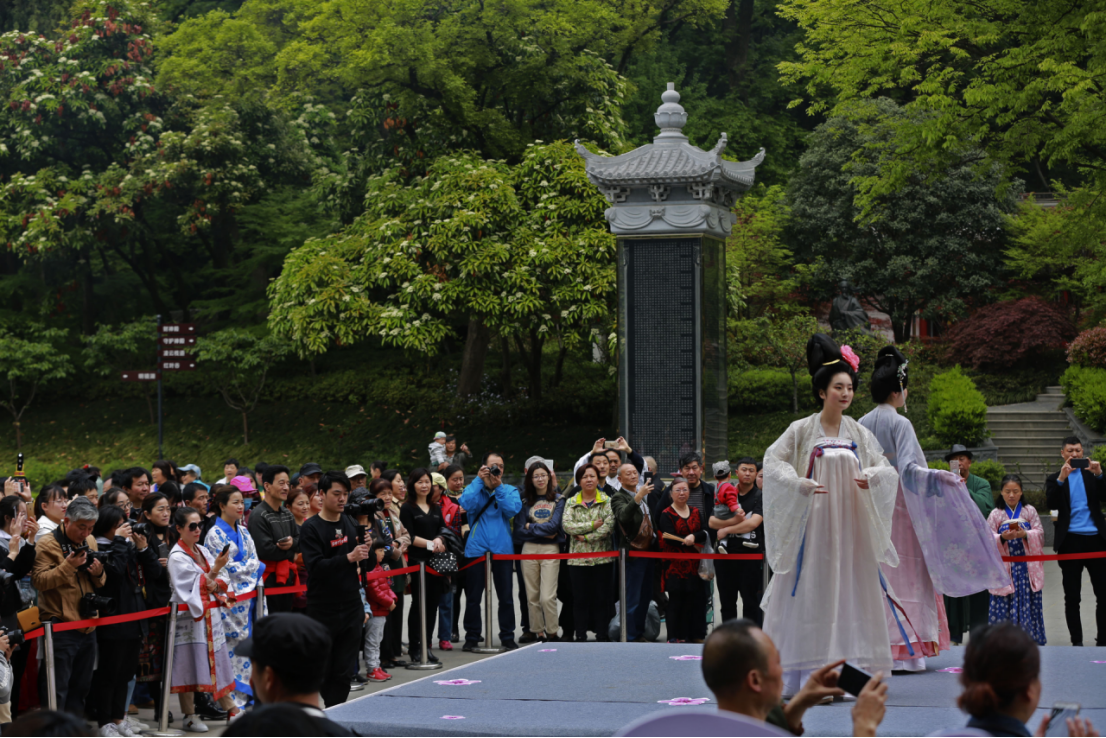 （原创 本网专稿 三吴大地南京 移动版）“又见山寺桃花开”汉服礼仪活动在栖霞山举行（条目标题）“又见山寺桃花开”汉服活动举行