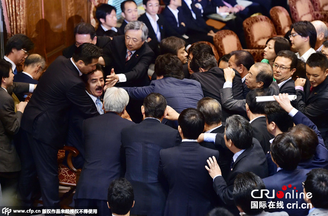日本執政黨欲強推安保法過關 朝野激烈混戰