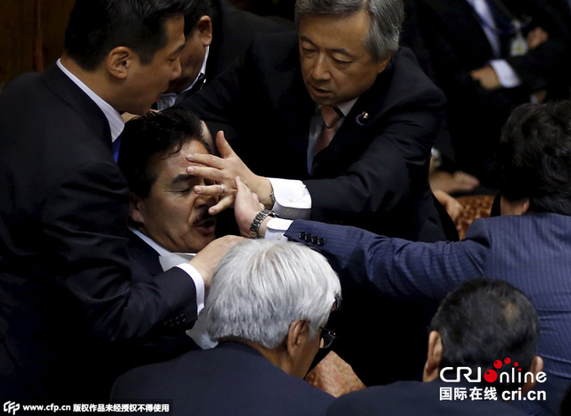 日本執政黨欲強推安保法過關 朝野激烈混戰