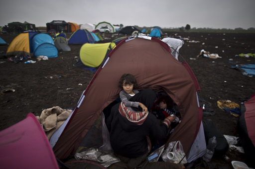 巴黎当局拆除两处移民营地 数百移民被疏散