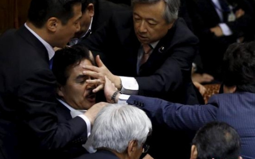 日本參院委員會表決通過安保法 在野黨力阻未果