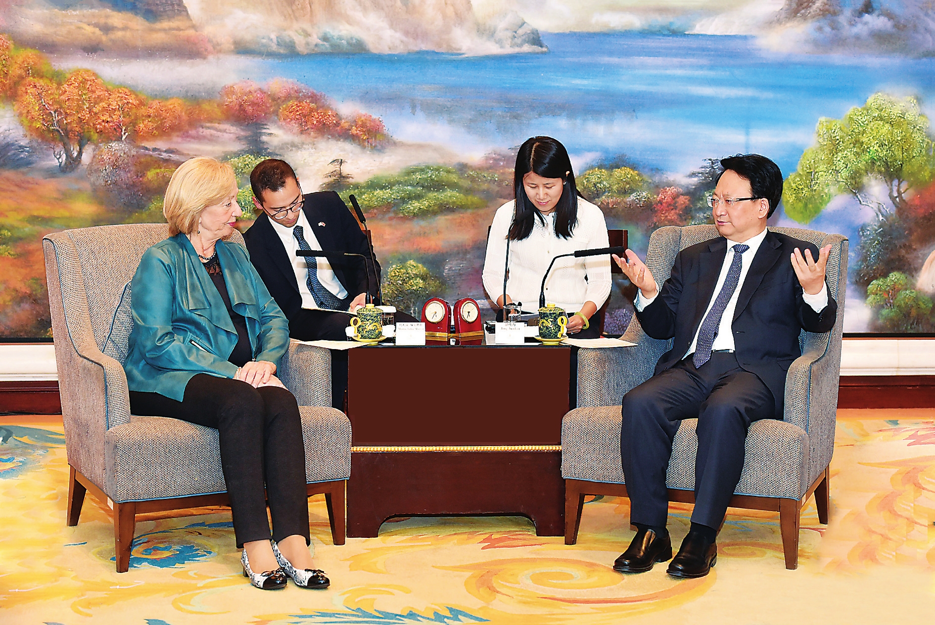 景俊海会见乌拉圭教育和文化部部长玛利亚·胡利娅·穆尼奥斯