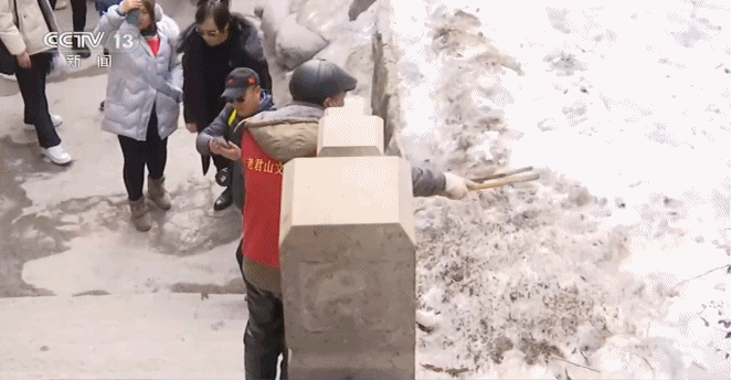 新闻周刊丨一句“老君山上吃泡面”，景区累坏了