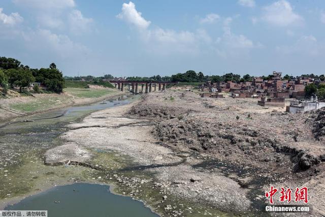 印度恒河遭严重污染 垃圾泛滥触目惊心
